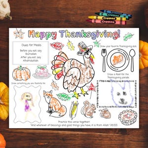 Op de afbeelding: Een printbare kleurplaat met een Thanksgiving-thema. Het bevat een kalkoen, een pompoen, een taart, een vos, een eekhoorn en een maïskolf. De pagina bevat ook een ruimte om een ​​favoriete Thanksgiving-gerecht te tekenen, een drijvende wagen voor de Thanksgiving-parade en iets waar de gebruiker dankbaar voor is. De pagina bevat de tekst "Gelukkig Thanksgiving!" en "Duas voor maaltijden".