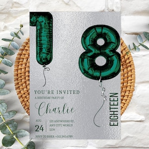 Puede incluir: Una invitación para una fiesta de cumpleaños de dieciocho años. La invitación presenta un fondo plateado con el número "18" en verde. El texto dice "Estás invitado" y el nombre "Charlie". La fecha es el 24 de agosto.