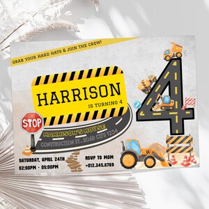 Könnte beinhalten: Geburtstagseinladung im Baustellen-Design mit dem Namen "Harrison" und dem Text "wird 4". Das Design umfasst eine Straße, Baufahrzeuge, ein Stoppschild und Party-Details. Die Einladung ist rechteckig und verwendet Gelb und Schwarz.