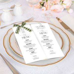 Op de afbeelding: Twee witte rechthoekige menukaarten met zwarte tekst met de tekst Victoria Harrington, The Menu, Starter, Main Course, Desserts, Drinks en Chloe and Theodore. Eén kaart is aan de bovenkant voorzien van een groen-wit geruit lint.
