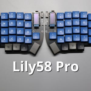 Könnte beinhalten: Eine geteilte Tastatur mit blauen Tastenkappen und einem schwarzen Rahmen. Die Tastatur hat zwei kleine Bildschirme und der Text "Lily58 Pro" wird darunter angezeigt.