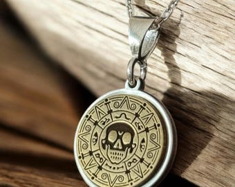 RUFUNI Collar de moneda pirata de calavera chapada en oro, collar de medallón de moneda, collar de amuleto, collar de cosplay, accesorios de joyería, regalos, Zinc, No es una piedra preciosa