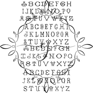 K&ouml;nnte beinhalten: Schwarz-wei&szlig;e dekorative Buchstaben in Reihen angeordnet und von einem dekorativen Rahmen umschlossen. Die Buchstaben sind im Vintage-Stil mit Zierdetails gehalten. Geeignet f&uuml;r Grafikdesign-Projekte.