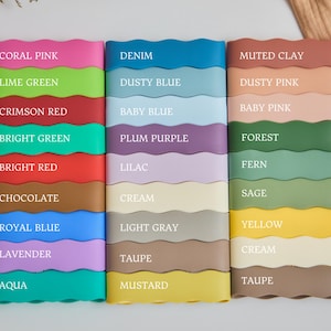 Pode incluir: Uma coleção de produtos de silicone coloridos, cada um com um design ondulado. As cores incluem rosa coral, verde limão, vermelho carmesim, verde brilhante, vermelho brilhante, chocolate, azul royal, lavanda e água. As etiquetas de texto identificam cada cor.