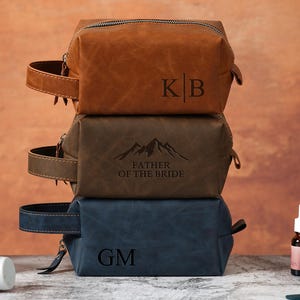 Trousse de toilette personnalisée en cuir, nom personnalisé pour homme, trousse Dopp pour cadeau d'anniversaire, cadeau de garçon d'honneur gravé, cadeau de fête des pères pour lui