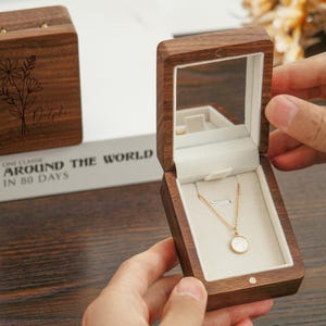 Gepersonaliseerde houten ketting doos cadeau voor Moederdag,aangepast gegraveerd naamdoosje cadeau voor haar,handgemaakt geboortebloem Keepsake box cadeau voor haar