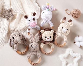 Spersonalizowana grzechotka na szydełku, spersonalizowany prezent na baby shower, drewniana grzechotka z wygrawerowanym imieniem dziecka, prezent dla noworodka, prezent dla siostrzeńca i siostrzenicy