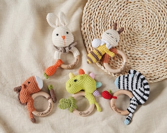 Spersonalizowana drewniana grzechotka w kształcie zwierzątka, idealna ręcznie robiona grzechotka na prezent na baby shower, prezent dla noworodka