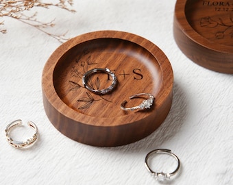 Prato personalizado para alianças de casamento, prato personalizado para joias de madeira, suporte de alianças de madeira com flores de aniversário para ela, bandeja para joias gravadas para anéis