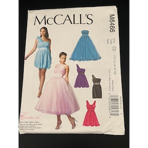 Puede incluir: Patrón de costura McCall's M6466 con ilustraciones de vestidos de fiesta en azul, rosa, morado y negro. El patrón incluye la talla C5, adecuada para las tallas 10-18. La portada también incluye el texto "Create it!"