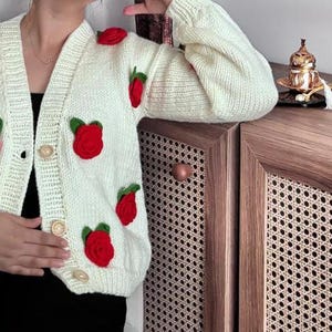 赤いバラのハンドメイドの白いカーディガン