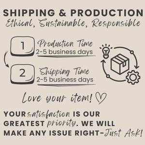 K&ouml;nnte beinhalten: Beige Grafik mit Text zu Versand und Produktion. Der Text enth&auml;lt "Ethical, Sustainable, Responsible", "Production Time 2-5 business days" und "Shipping Time 2-5 business days". Die Grafik sagt auch "Love your item!" und "Your satisfaction is our greatest priority."