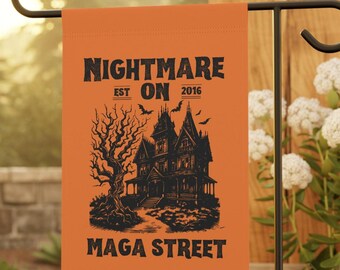 Puede incluir: Bandera de jardín naranja de Halloween con el texto "NIGHTMARE ON MAGA STREET EST 2016". La bandera presenta una ilustración de una casa embrujada espeluznante, murciélagos y un árbol desnudo. La bandera está colgada de una estaca de jardín de metal negro.
