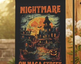 Puede incluir: Bandera de jardín negra con un diseño temático de Halloween. La bandera presenta una escena espeluznante con una casa embrujada, calabazas y el texto "NIGHTMARE ON MAGA STREET" en letras naranjas sobre un fondo de luna llena.
