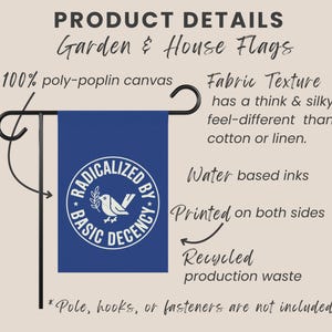 K&ouml;nnte beinhalten: Eine marineblaue Gartenflagge mit dem Text "RADICALIZED BY BASIC DECENCY" in einem wei&szlig;en kreisf&ouml;rmigen Design. Die Flagge besteht aus 100 % Poly-Poplin-Leinwand und wird auf einem schwarzen Metallst&auml;nder angezeigt. Die Flagge ist beidseitig bedruckt.