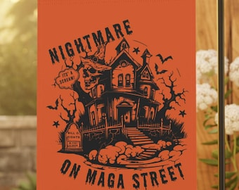 Puede incluir: Bandera de jardín naranja de Halloween con un gráfico negro de una casa embrujada, calavera, murciélagos y el texto "NIGHTMARE ON MAGA STREET". La bandera es rectangular y está diseñada para uso en exteriores, ideal para decoraciones de Halloween.