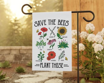 Puede incluir: Una bandera de jardín blanca con el texto "SAVE THE BEES" y "=PLANT THESE=". La bandera presenta ilustraciones de varias plantas como amapolas, lavanda y girasoles, con los nombres de cada planta debajo. La bandera se muestra al aire libre.