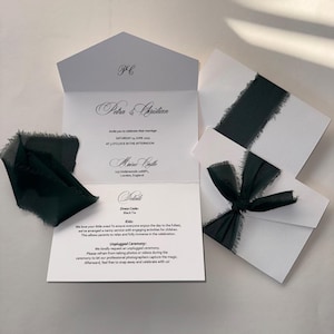 Elegante bosgroen lint huwelijksuitnodiging, handgemaakt uitvouwbaar ontwerp, gevouwen bruiloft, minimalistische huwelijksuitnodiging met details
