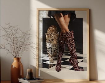 Könnte beinhalten: Gerahmter Kunstdruck mit einem Leoparden und einer Person, die kniehohe Stiefel mit Leopardenmuster trägt. Die Stiefel haben hohe Absätze. Der Hintergrund hat ein schwarz-weißes Schachbrettmuster.