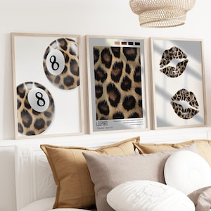 Könnte beinhalten: Drei gerahmte Kunstdrucke mit neutraler Farbpalette. Ein Druck zeigt zwei Billardkugeln mit der Nummer 8 und einem Leopardenmuster. Ein weiterer Druck zeigt ein Leopardenmuster. Der dritte Druck zeigt zwei Lippen mit Leopardenmuster.