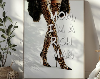 Könnte beinhalten: Ein weißer Hintergrund mit einem Paar Leopardenmuster-Schaftstiefeln. Der Text "MOM, I'M A RICH MAN" ist in Weiß auf dem Hintergrund geschrieben.
