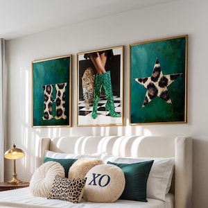 Könnte beinhalten: Drei gerahmte Kunstwerke mit goldenen Rahmen. Eines zeigt den Buchstaben "H" im Leopardenmuster, ein anderes grüne Paillettenstiefel und das dritte einen Leopardenstern. Alle sind vor einem tealgrünen Hintergrund.