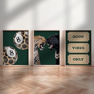 Può includere: Tre stampe artistiche incorniciate. Una presenta due palle da biliardo con il numero 8. Un'altra mostra un leopardo e una pantera nera che si ringhiano a vicenda. La terza stampa mostra tre tagliandi di biglietti vintage con le parole "GOOD", "VIBES" e "ONLY".