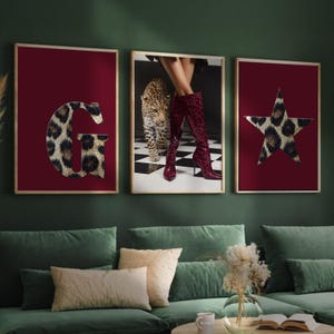 Peut inclure: Trois impressions d'art encadrées. L'impression de gauche présente la lettre "G" en imprimé léopard sur fond bordeaux. L'impression centrale montre un léopard et des bottes bordeaux. L'impression de droite a une étoile imprimée léopard sur fond bordeaux.