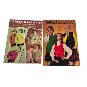 以下が含まれることがあります： 2冊のヴィンテージの編み物パターンブック。左側の本は「Campus Hand Knits」というタイトルで、編み物のセーターの写真が掲載されています。右側の本は「Spinnerin」というタイトルで、ベストの写真が掲載されています。どちらの本にも、編み物の衣服を着ている人々の写真が掲載されています。