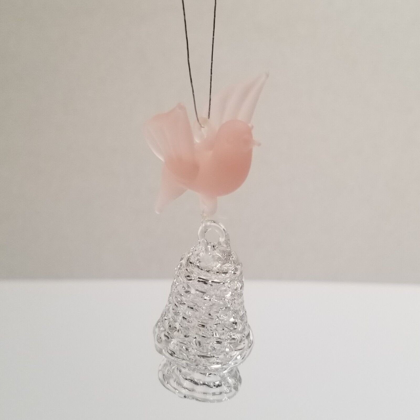 ヴィンテージ ピンク フロストガラス 鳥のベル付きクリスマス