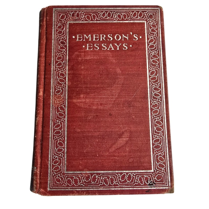 Peut inclure: Un livre ancien intitul&eacute; "Emerson's Essays" avec une couverture rouge et des lettres argent&eacute;es. La couverture pr&eacute;sente une bordure d&eacute;corative argent&eacute;e. Le livre est l&eacute;g&egrave;rement us&eacute;, indiquant son &acirc;ge. Le titre est centr&eacute;.