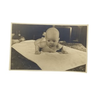 Antique allemand RPPC carte postale photographie Adorable bébé doux enfant Afrikka afrique, vraie carte postale Photo, vintage Mail bébé couverture noir blanc