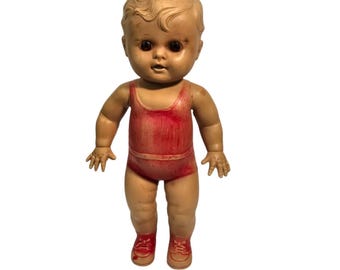 TOD-L-TIM Muñeca Bebé Sol Juguete Chirriante de Goma EE. UU. Vintage Años 50 Niño Traje Rojo Chirriante