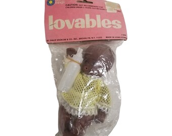 Vintage Doll Lovables en embalaje Hong Kong Vinilo Afroamericano con botella