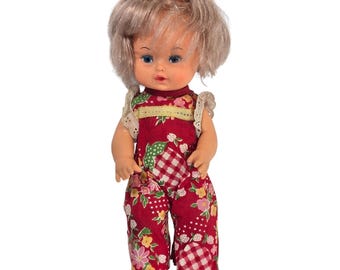Muñeca bebé vintage de Hong Kong, de plástico, rubia, ojos azules, jersey rojo, años 60 y 70.