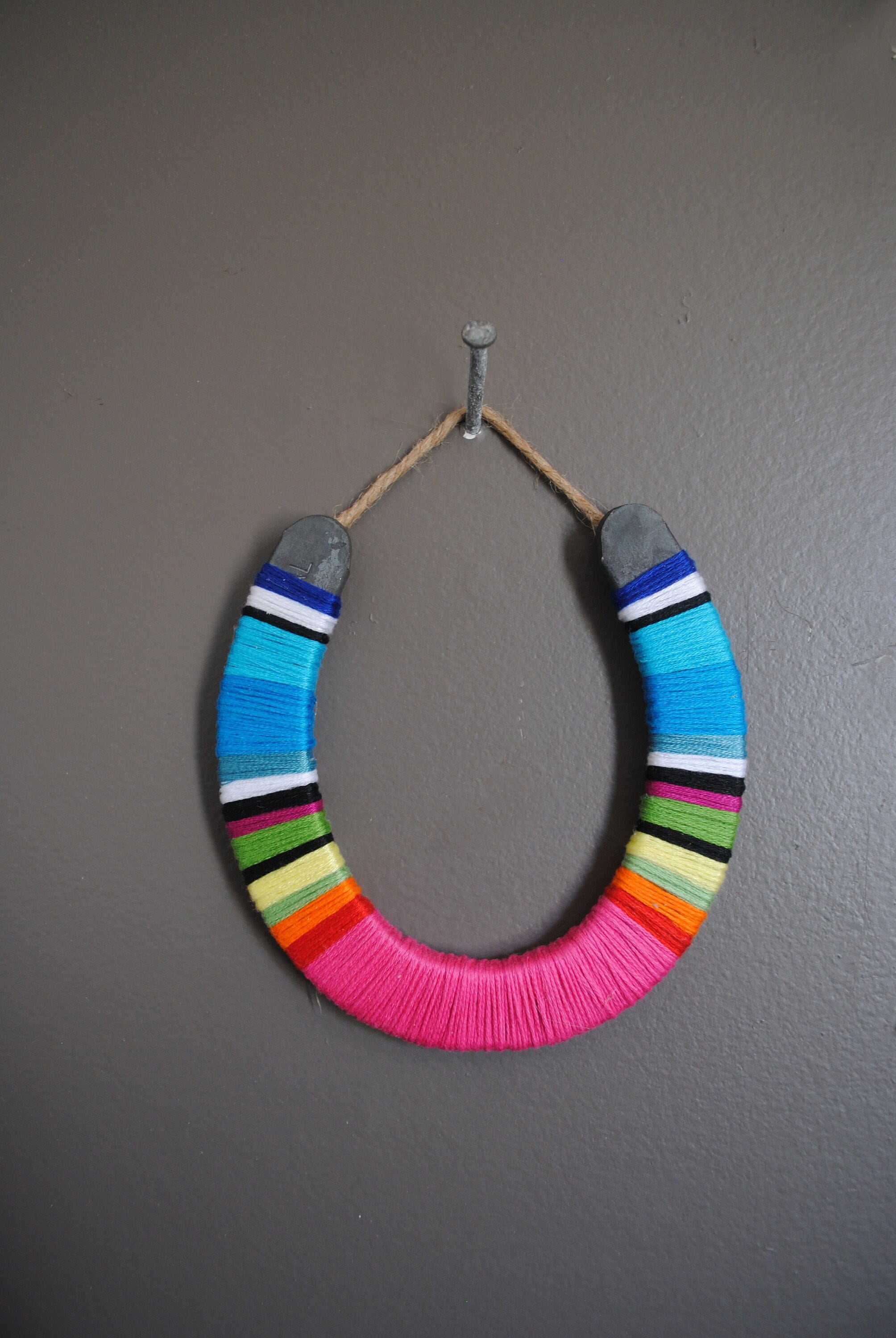 Herradura para colgar en la pared: hilo de arcoíris envuelto, rayas de colores, suerte, sarape clásico, rústico, guardería, bohemio, macramé, arte de fibra, moderno, simple
