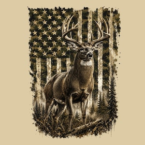 Puede incluir: Una ilustración gráfica que muestra un gran ciervo con astas prominentes de pie en un bosque. El fondo presenta un patrón de bandera estadounidense desgastado con tonos de camuflaje, incorporando estrellas y rayas en tonos marrón y beige.