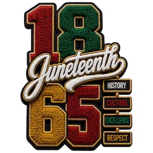 Può includere: Una toppa ricamata che presenta i grandi numeri 18 e 65 in rosso, verde e oro. La parola Juneteenth è cucita in corsivo bianco al centro. Quattro piccoli cartelli rettangolari neri elencano le parole History, Culture, Excellence e Respect.