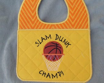 Maschinenstickerei Design-ITH-Newborn Baby Lätzchen-Basketball für 5x7 minimale Stickrahmengröße.