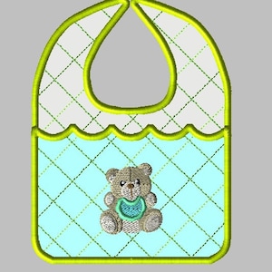 Puede incluir: Un babero azul claro para bebé con un patrón acolchado verde y un oso de peluche marrón que lleva un babero de corazón azul.