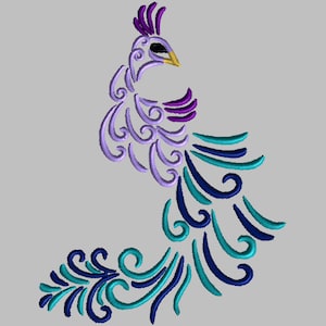 Könnte beinhalten: Ein stilisiertes Pfauen-Design mit lila, blauen und türkisfarbenen Federn. Der Pfau schaut nach rechts und hat einen gelben Schnabel.