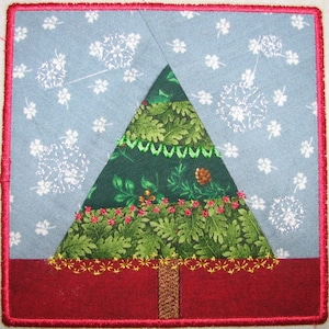 Può includere: Un albero di Natale in patchwork rosso, verde e marrone su uno sfondo blu con fiocchi di neve bianchi. L'albero è decorato con bacche rosse e un bordo dorato.