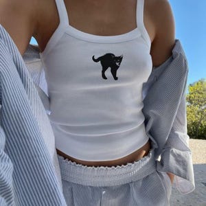 黒猫の Y2K ベビー T シャツ、ヒス猫のタンクトップ、90 年代の美的ベビー T シャツ、オルタナティブ ファッション、ゴシック ファッション、トレンディな Y2K ベビー T シャツ、ビンテージ キャット トップ