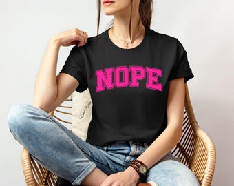 NOPE Tシャツ – おもしろい大学風Tシャツ、皮肉なグラフィックTシャツ、NOPE大学Tシャツ、内向的なユーモア、反社会的なギフトアイデア