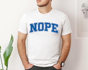 NOPE Tシャツ – おもしろい大学風Tシャツ、皮肉なグラフィックTシャツ、NOPE大学Tシャツ、内向的なユーモア、反社会的なギフトアイデア