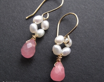 Pendientes de rosa y perla dainty, pequeños pendientes de la niña de la flor de la piedra preciosa, pendientes de la dama de honor de la primavera, rosa y blanco (oro o plata)