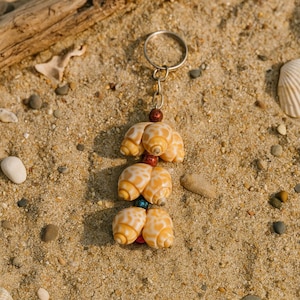 Portachiavi con conchiglia di ciprea in stile boho, accessorio per auto da spiaggia, regalo estivo per la migliore amica, moglie, marito o amante dei viaggi.