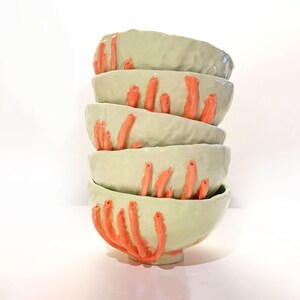 Bol de cerámica hecho a mano, coral rojo 3D, esmalte verde manzana, plato para aperitivos costero, artesanía única imagen 1