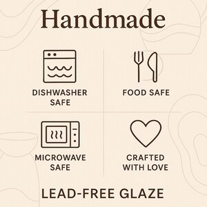 Puede incluir: Gr&aacute;fico beige con la palabra "Handmade" en la parte superior. Debajo hay iconos que indican que el producto es apto para lavavajillas, seguro para alimentos, apto para microondas y elaborado con amor. El texto "Lead-Free Glaze" est&aacute; en la parte inferior.