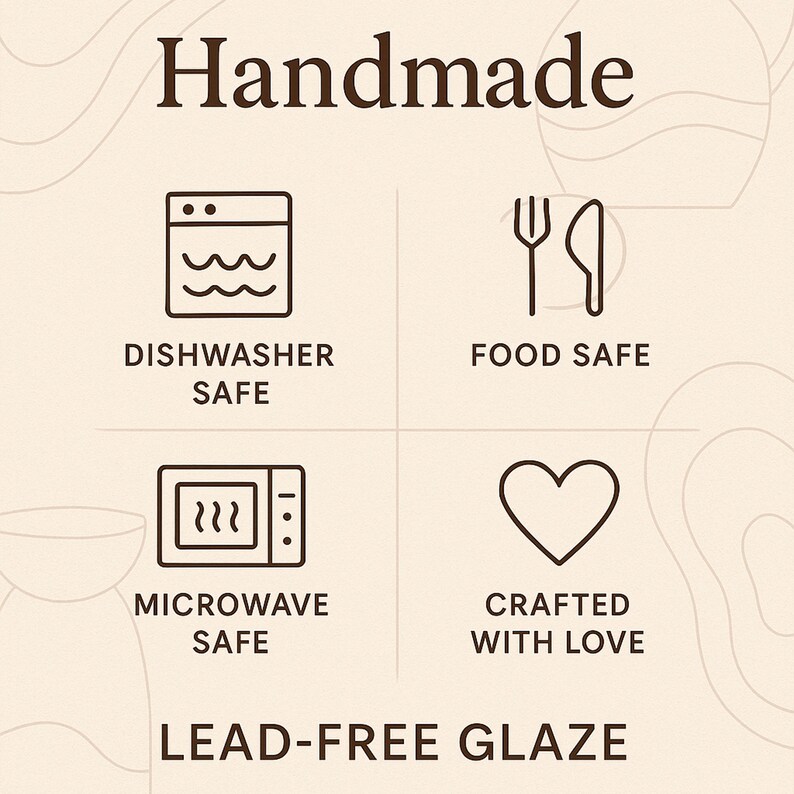 Puede incluir: Gr&aacute;fico beige con la palabra "Handmade" en la parte superior. Debajo hay iconos que indican que el producto es apto para lavavajillas, seguro para alimentos, apto para microondas y elaborado con amor. El texto "Lead-Free Glaze" est&aacute; en la parte inferior.